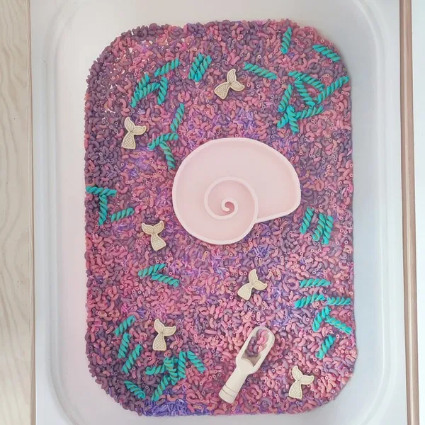 Bac sensoriel mer rose et violet avec coquillage