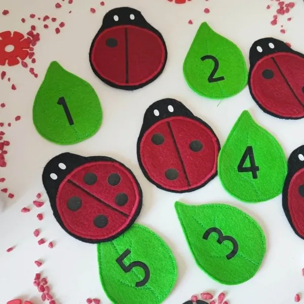 Jeu éducatif coccinelle enfant avec feuilles numérotées et activité de correspondance chiffre quantité