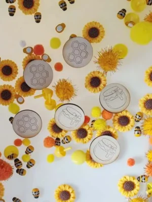 Jetons en bois abeille avec alvéoles et pots de miel