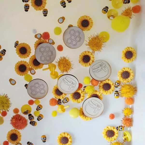Jetons en bois abeille avec alvéoles et pots de miel