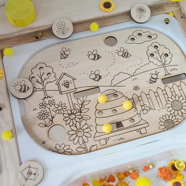 Plateau en bois abeilles avec ruche et jetons jaunes activité enfant