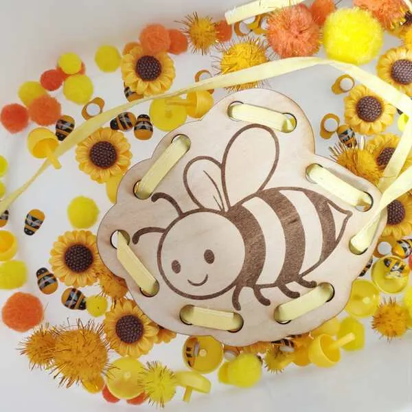Carte à lacer abeille en bois avec ruban activité sensorielle enfant