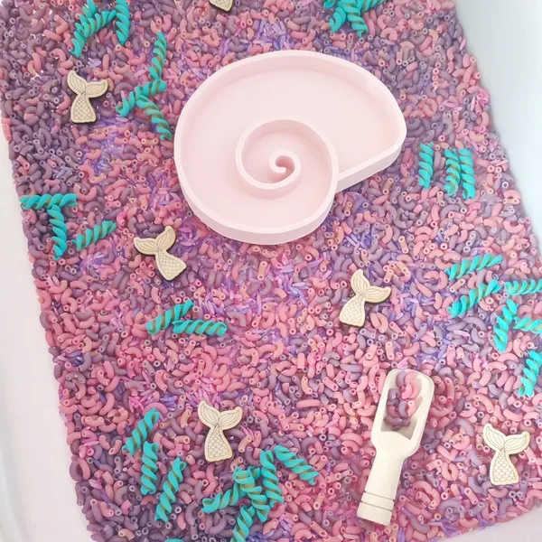 Détail bac sensoriel mer pastel avec coquillage et pince
