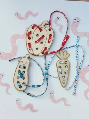 Jeu laçage légumes enfant motricité fine bois activité Montessori