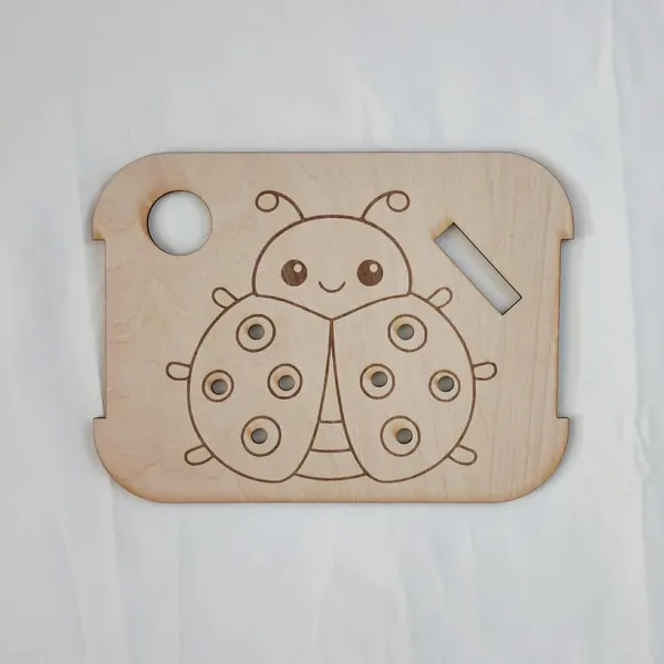 Insert en bois coccinelle gravé avec trous activité motricité fine enfant