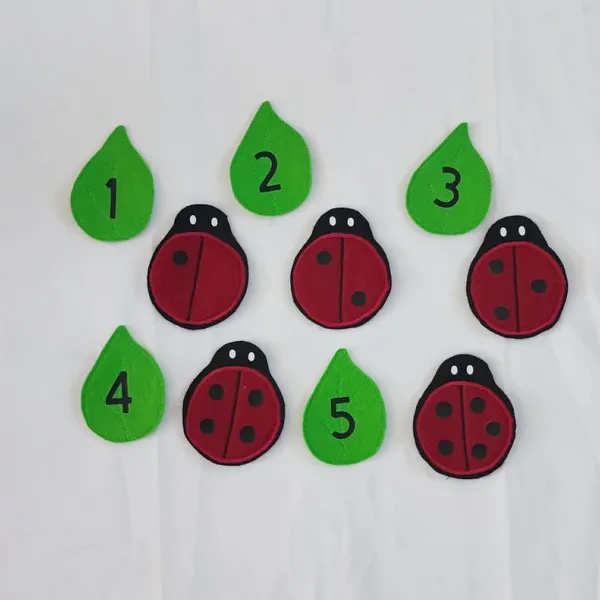 Jeu éducatif enfant coccinelle avec chiffres 1 à 5 feuilles vertes et figurines en feutrine
