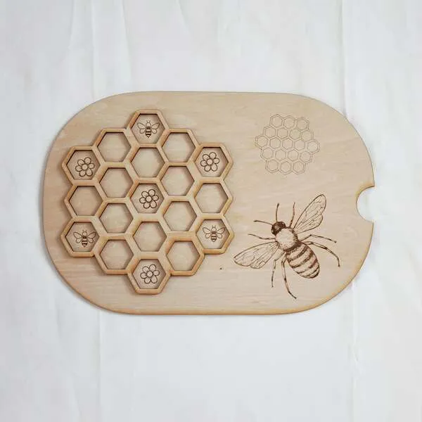 Plateau en bois ruche abeille avec alvéoles hexagonales gravées