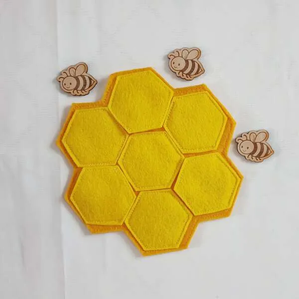 Ruche en feutrine avec alvéoles jaunes et abeilles en bois