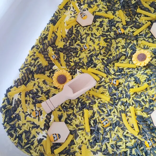 Zoom bac sensoriel abeille avec pince et pâtes colorées