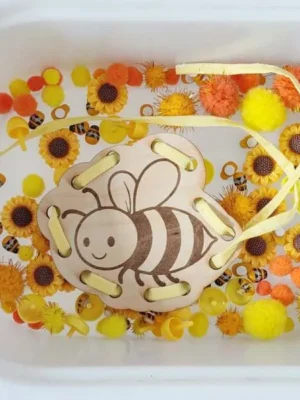 Carte à lacer abeille bois avec ruban activité motricité fine enfant