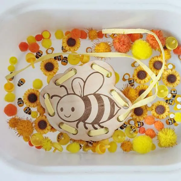 Carte à lacer abeille bois avec ruban activité motricité fine enfant