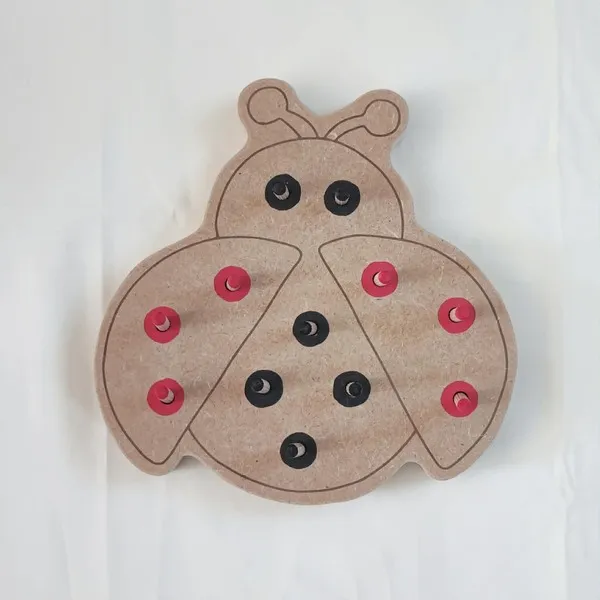 Jeu coccinelle en bois avec pions à insérer pour motricité fine enfant