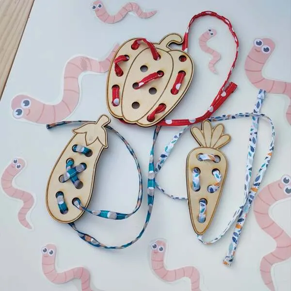 Jeu de laçage légumes en bois enfant activité motricité fine thème potager