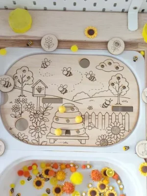 Plateau en bois abeille avec bac sensoriel et éléments jaunes et orange