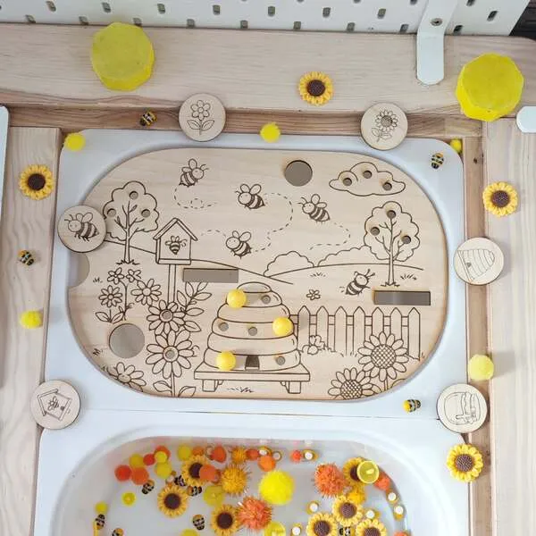 Plateau en bois abeille avec bac sensoriel et éléments jaunes et orange