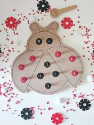 Jeu coccinelle bois avec tiges et anneaux rouges et noirs motricité fine enfant