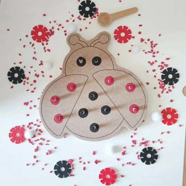 Jeu coccinelle bois avec tiges et anneaux rouges et noirs motricité fine enfant