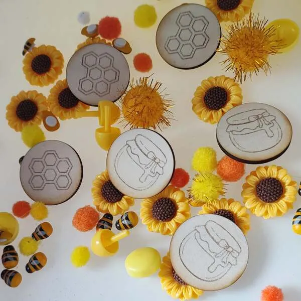 Détail jetons bois abeille alvéoles et pots de miel