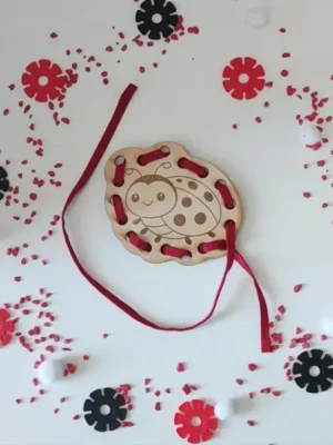 Carte à lacer coccinelle en bois avec lacet rouge activité motricité fine enfant thème coccinelle