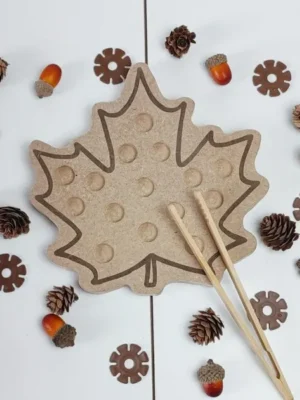 Plateau de motricité feuille d’automne en bois avec pinces et éléments naturels