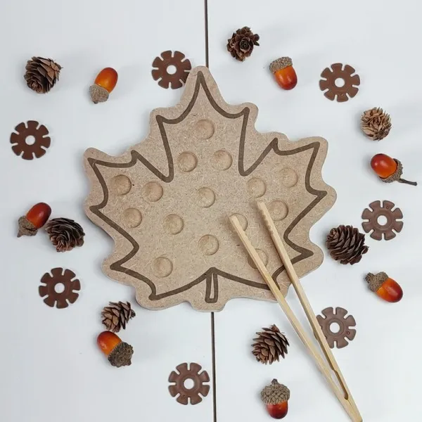 Plateau de motricité feuille d’automne en bois avec pinces et éléments naturels