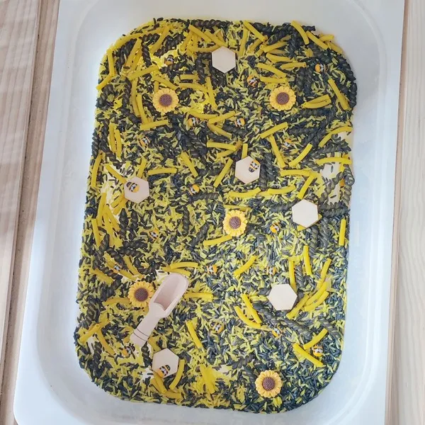 Bac sensoriel abeille noir jaune avec pâtes et fleurs