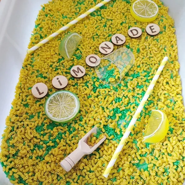 Détail bac sensoriel limonade avec lettres et citron