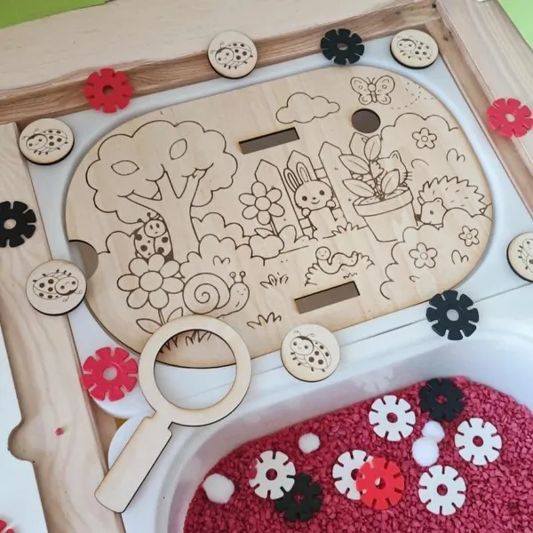 Insert en bois jardin avec coccinelle loupe et bac sensoriel activité éducative enfant