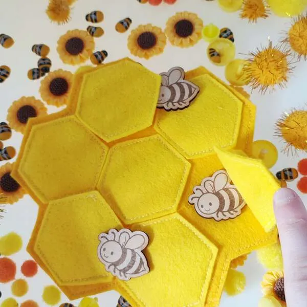 Plateau ruche en feutrine avec alvéoles manipulables et abeilles en bois