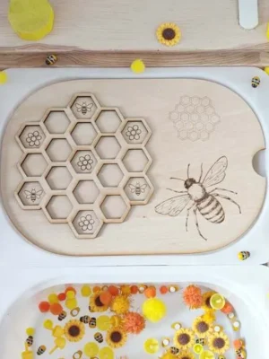 Plateau en bois ruche abeille avec bac sensoriel fleurs et pompons