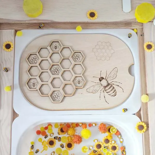 Plateau en bois ruche abeille avec bac sensoriel fleurs et pompons