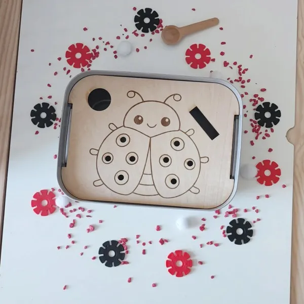 Insert coccinelle bois avec formes à encastrer dans bac sensoriel enfant