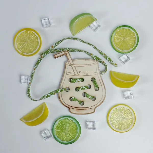 Carte à lacet bois limonade activité motricité fine enfant