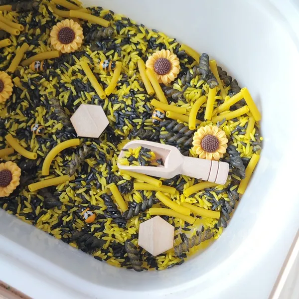 Zoom bac sensoriel abeille avec pince et mélange de textures