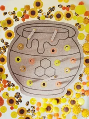 Plateau pic pot de miel avec pions colorés et activité de motricité fine