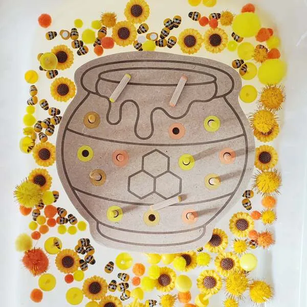 Plateau pic pot de miel avec pions colorés et activité de motricité fine