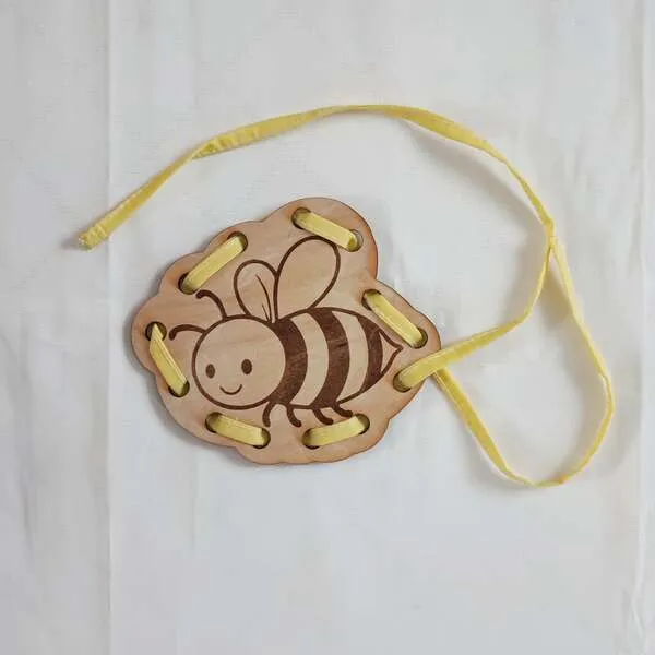 Carte à lacer abeille en bois avec lacet jaune activité Montessori enfant