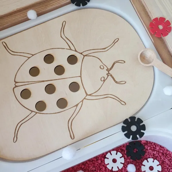 Plateau pic coccinelle en bois gravé avec trous pour pions activité motricité fine enfant table sensorielle