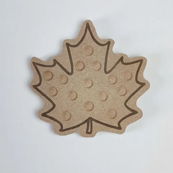 Plateau pic en bois forme feuille avec emplacements pour activité motricité fine