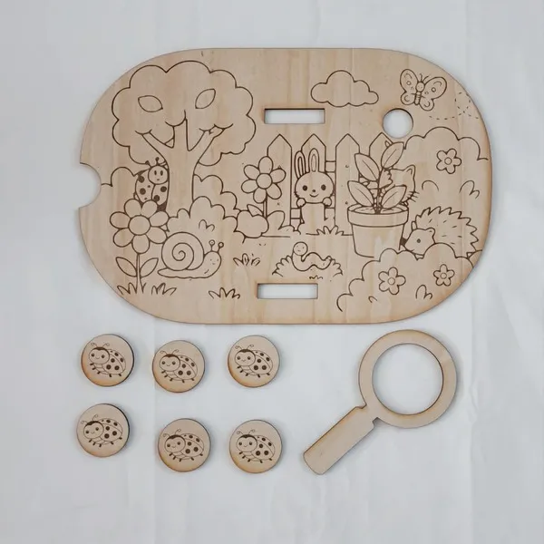 Insert en bois gravé jardin avec animaux et jetons coccinelle loupe activité sensorielle enfant
