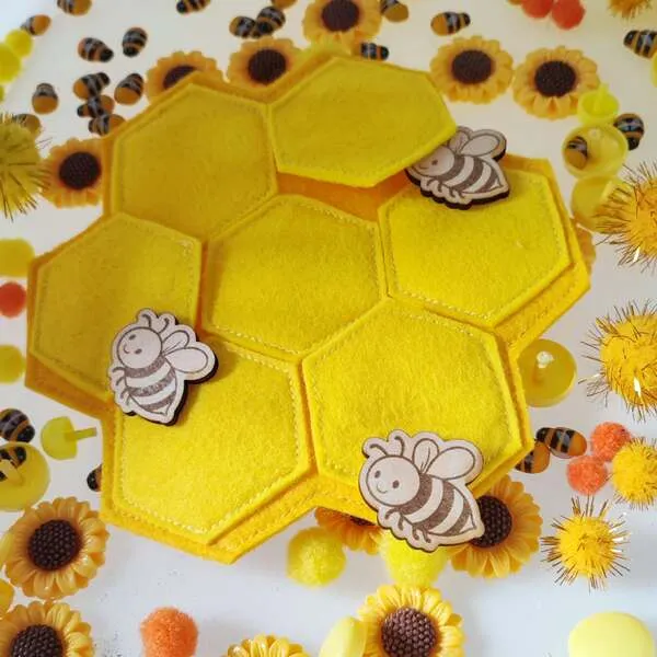 Plateau alvéoles abeille feutrine jaune avec éléments sensoriels enfant