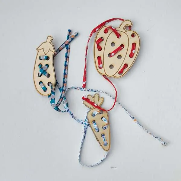 Jeu de laçage légumes en bois activité enfant motricité fine