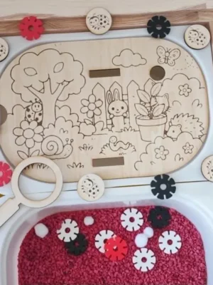 Insert en bois jardin avec coccinelle loupe et bac sensoriel activité éducative enfant nature