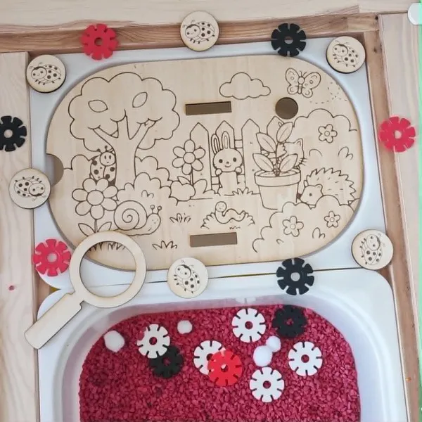 Insert en bois jardin avec coccinelle loupe et bac sensoriel activité éducative enfant nature