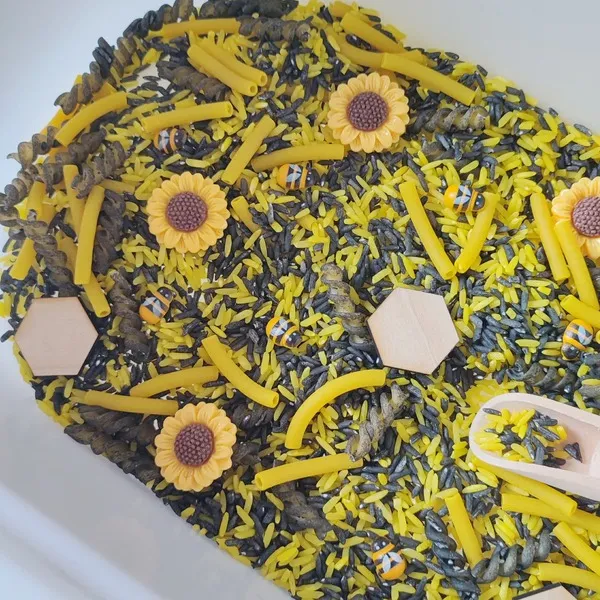 Zoom bac sensoriel abeille avec fleurs et textures noir jaune