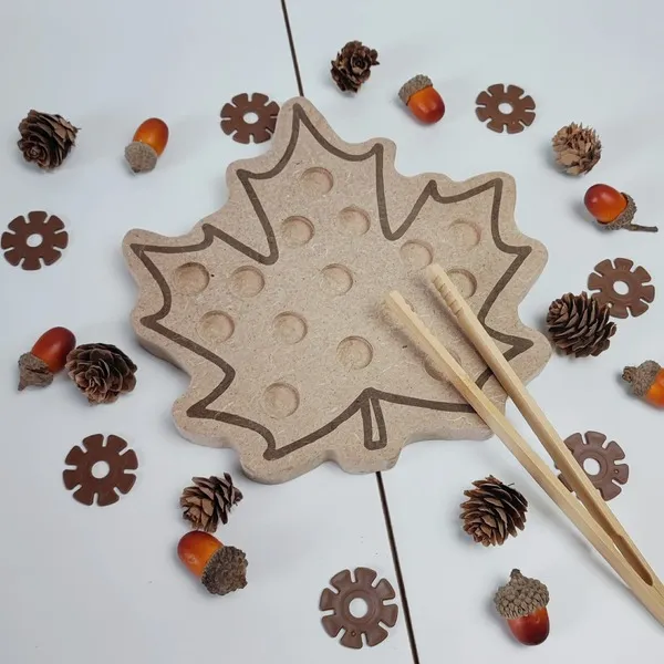 Plateau pic feuille d’automne en bois avec pince et éléments naturels