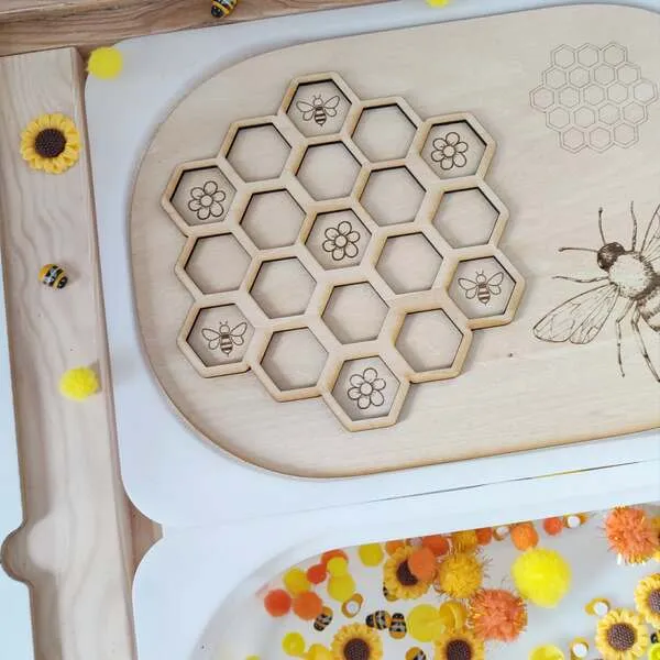 Détail plateau ruche en bois alvéoles hexagonales thème abeille