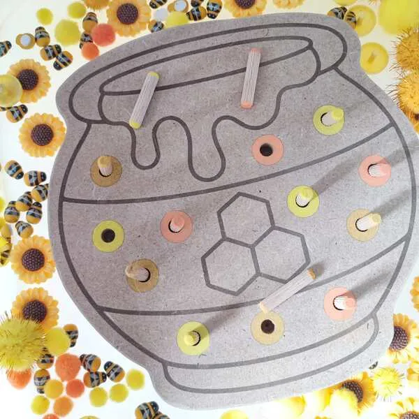 Détail plateau pic pot de miel avec pions colorés à insérer