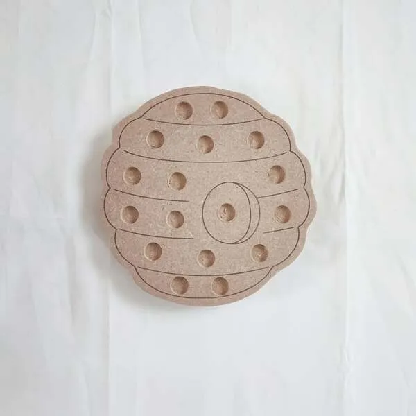 Plateau pompon ruche en bois brut avec emplacements pour activité motricité fine
