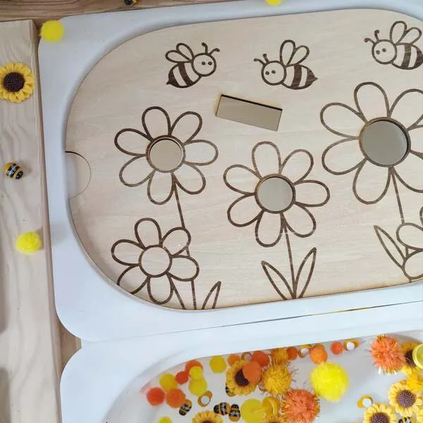Détail plateau fleurs abeille bois avec emplacements à remplir